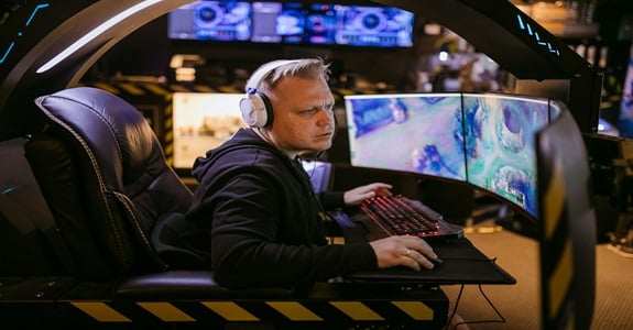 Fotel gamingowy i co dalej? Aranżacja stanowisk komputerowych dla graczy
