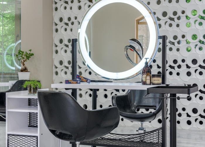 Jak z biurka zrobić toaletkę? Niestandardowe zastosowania biurek