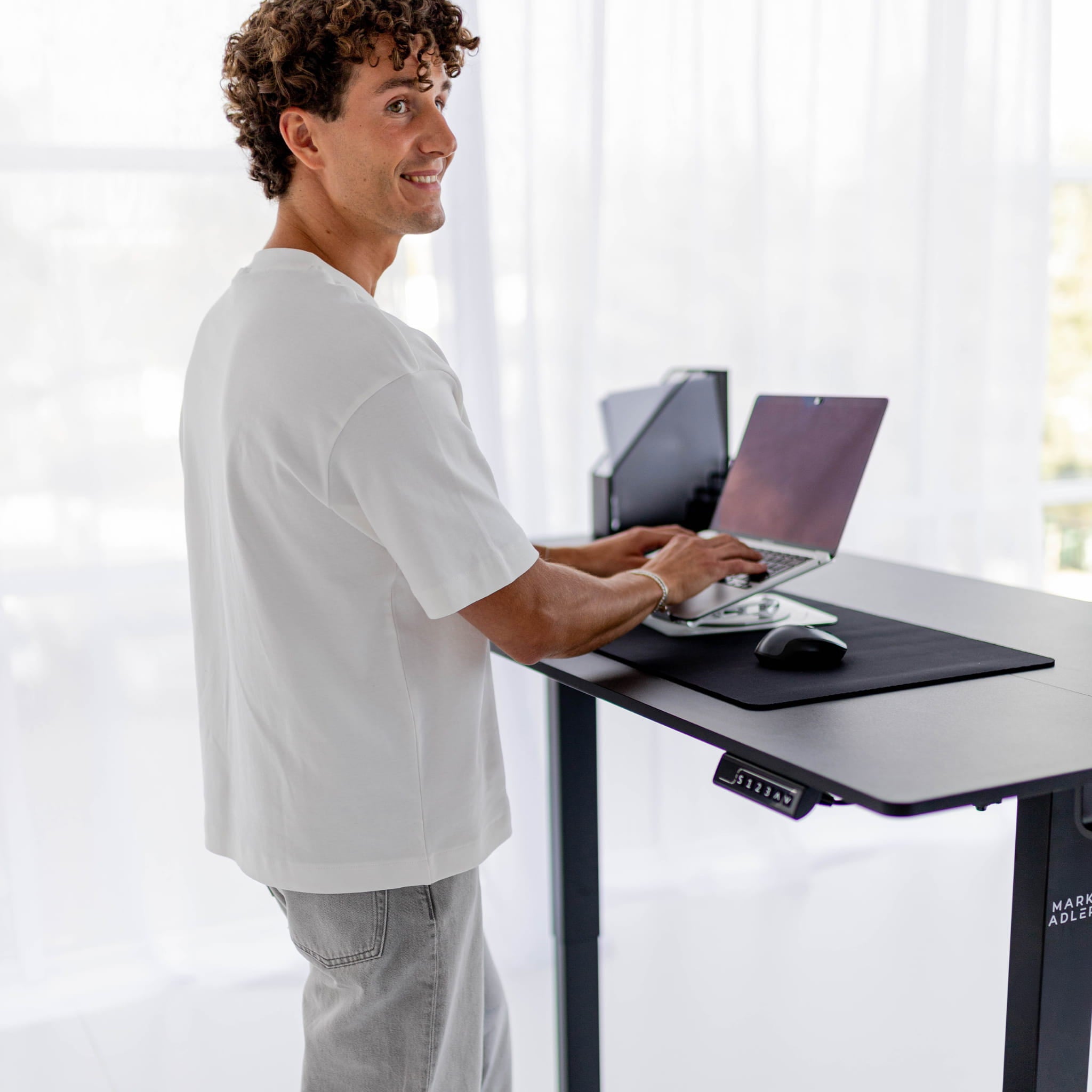 Birou electric Mark Adler Leader 7.6 Black 160 cm