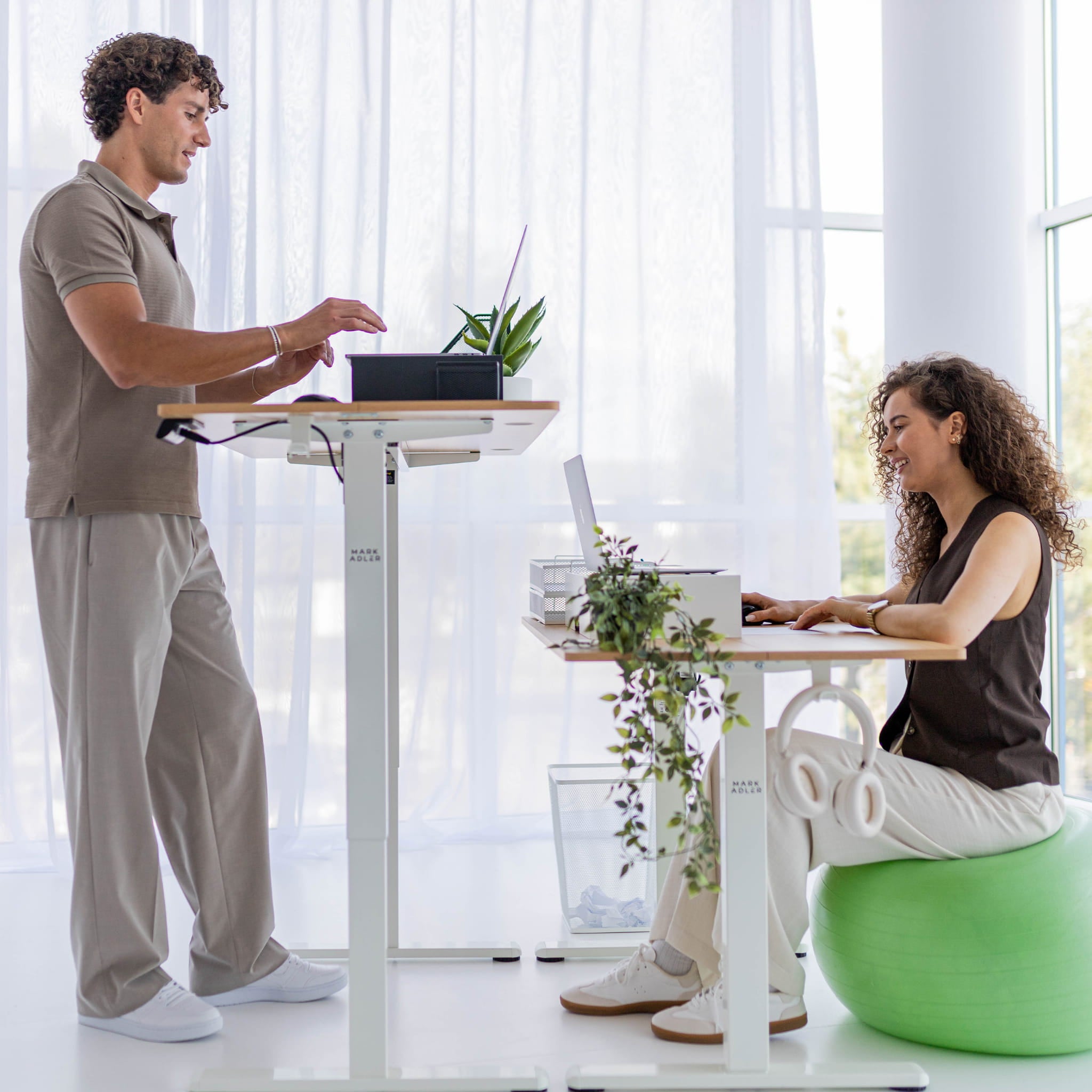 Birou electric Mark Adler Leader 7.0 White 120 cm