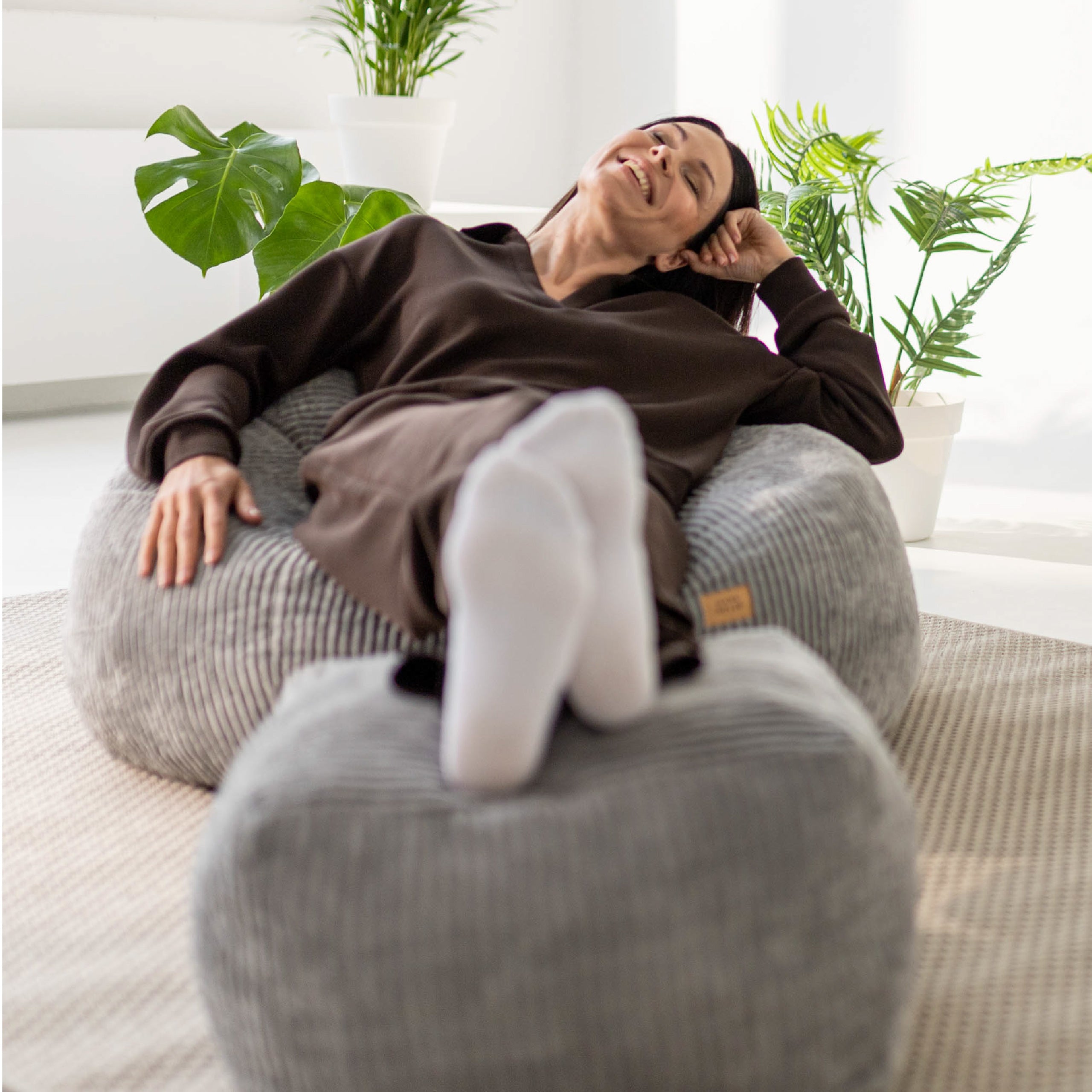 Fotoliu puf din catifea raiată cu suport pentru picioare Mark Adler Comfy 3.0 Grey