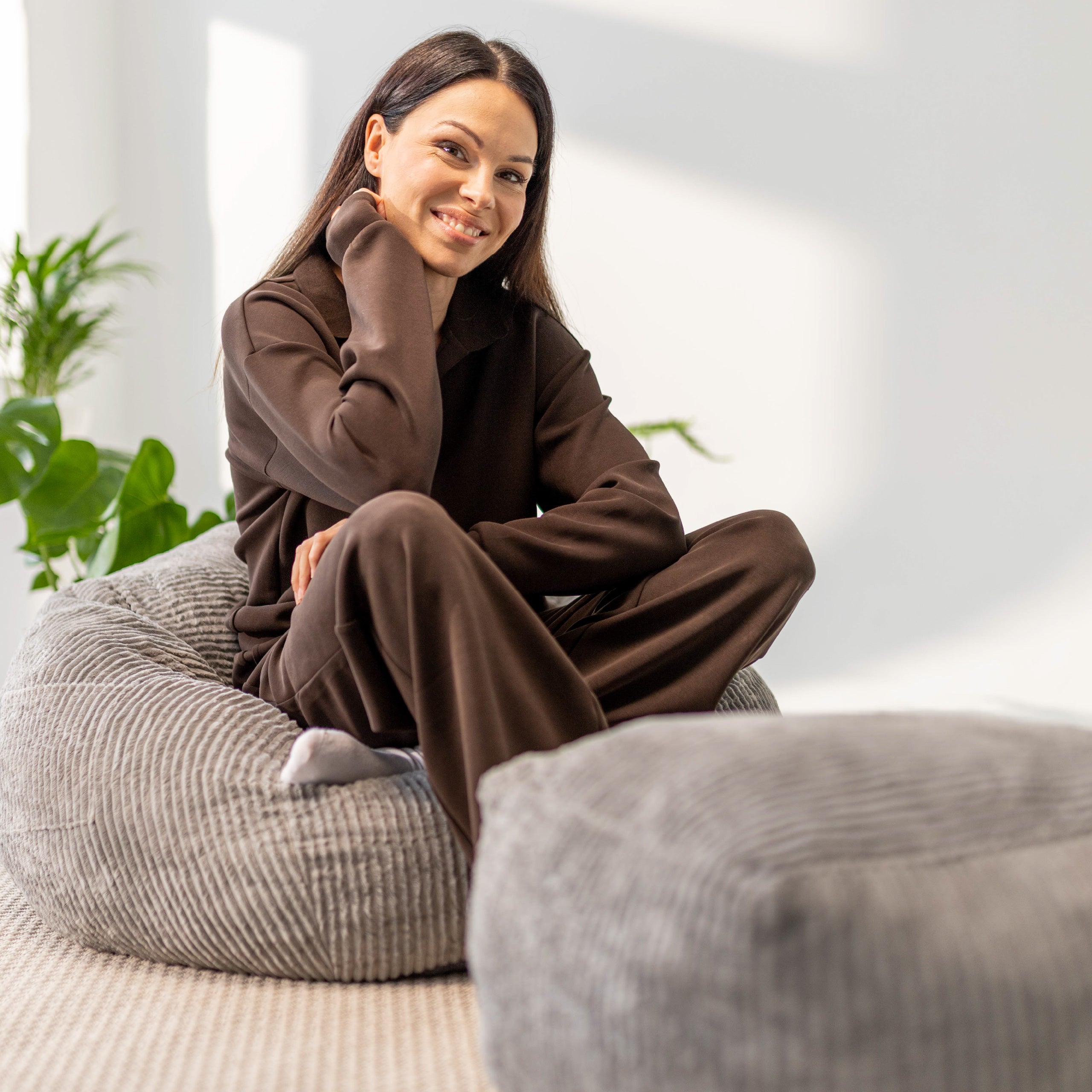 Fotoliu puf din catifea raiată cu suport pentru picioare Mark Adler Comfy 3.0 Grey