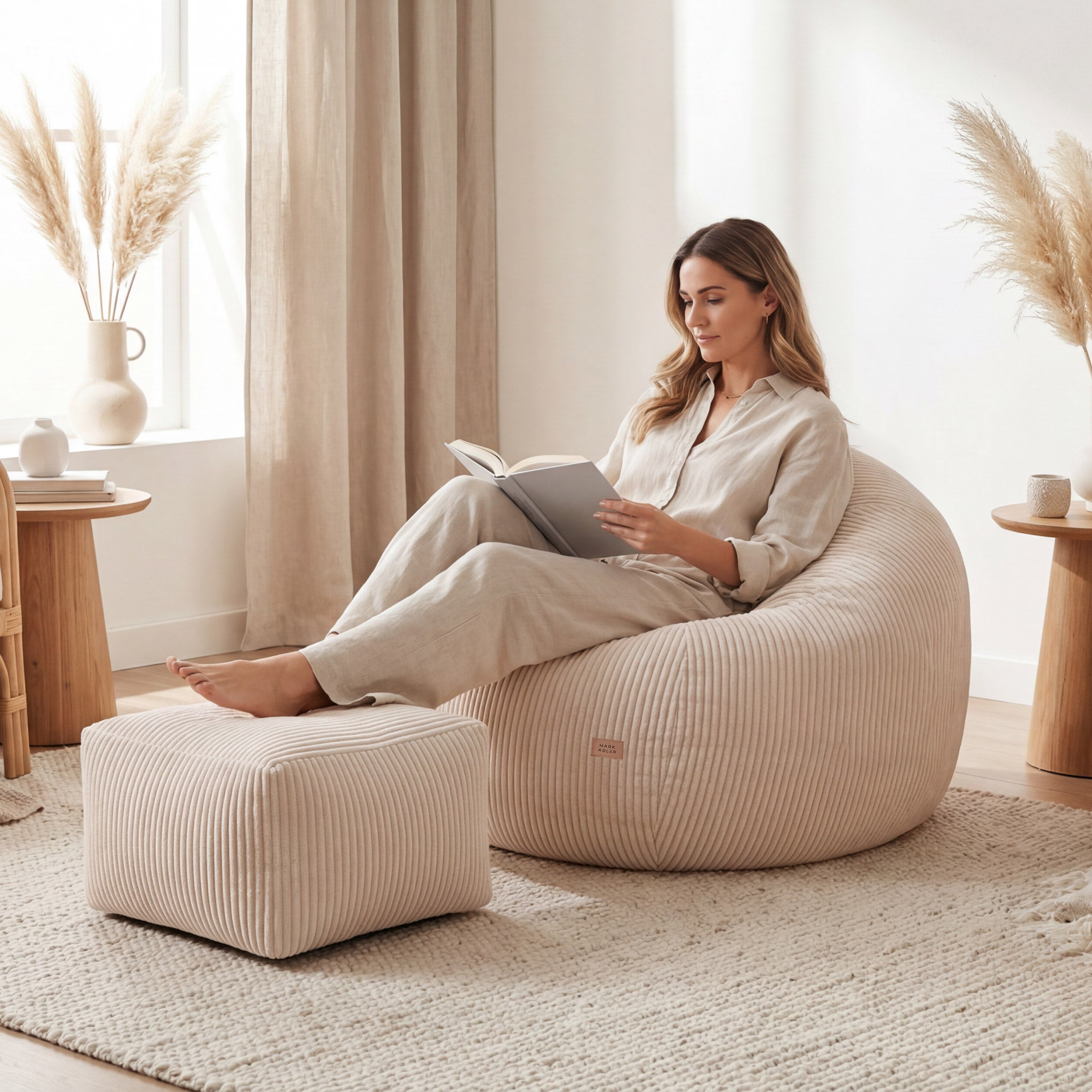 Fotoliu puf din catifea raiată cu suport pentru picioare Mark Adler Comfy 3.0 Beige