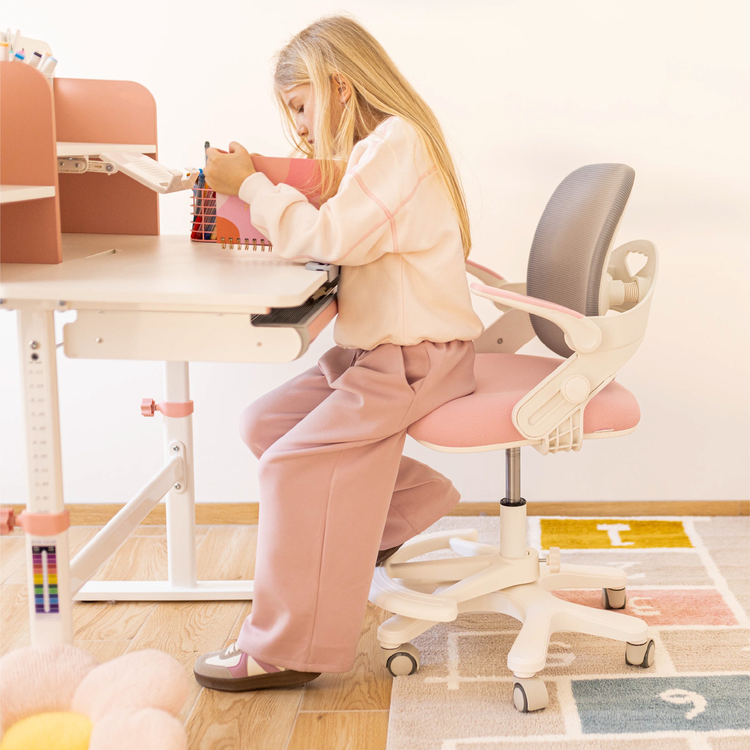 Scaun de birou pentru copii Mark Adler Junior 4.3 Pink-grey