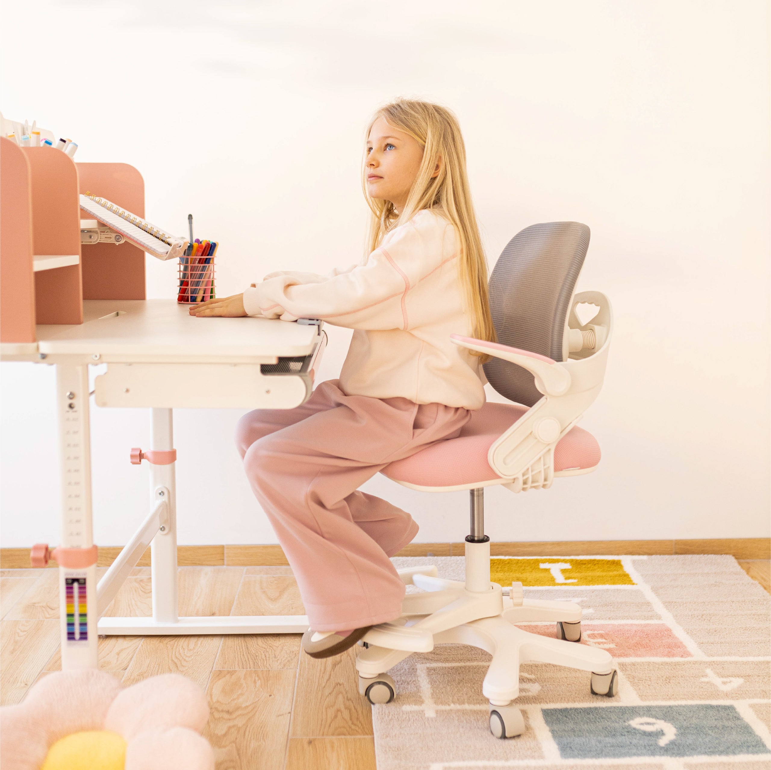 Birou ergonomic pentru copii Mark Adler Study 5.0 Pink 90 cm