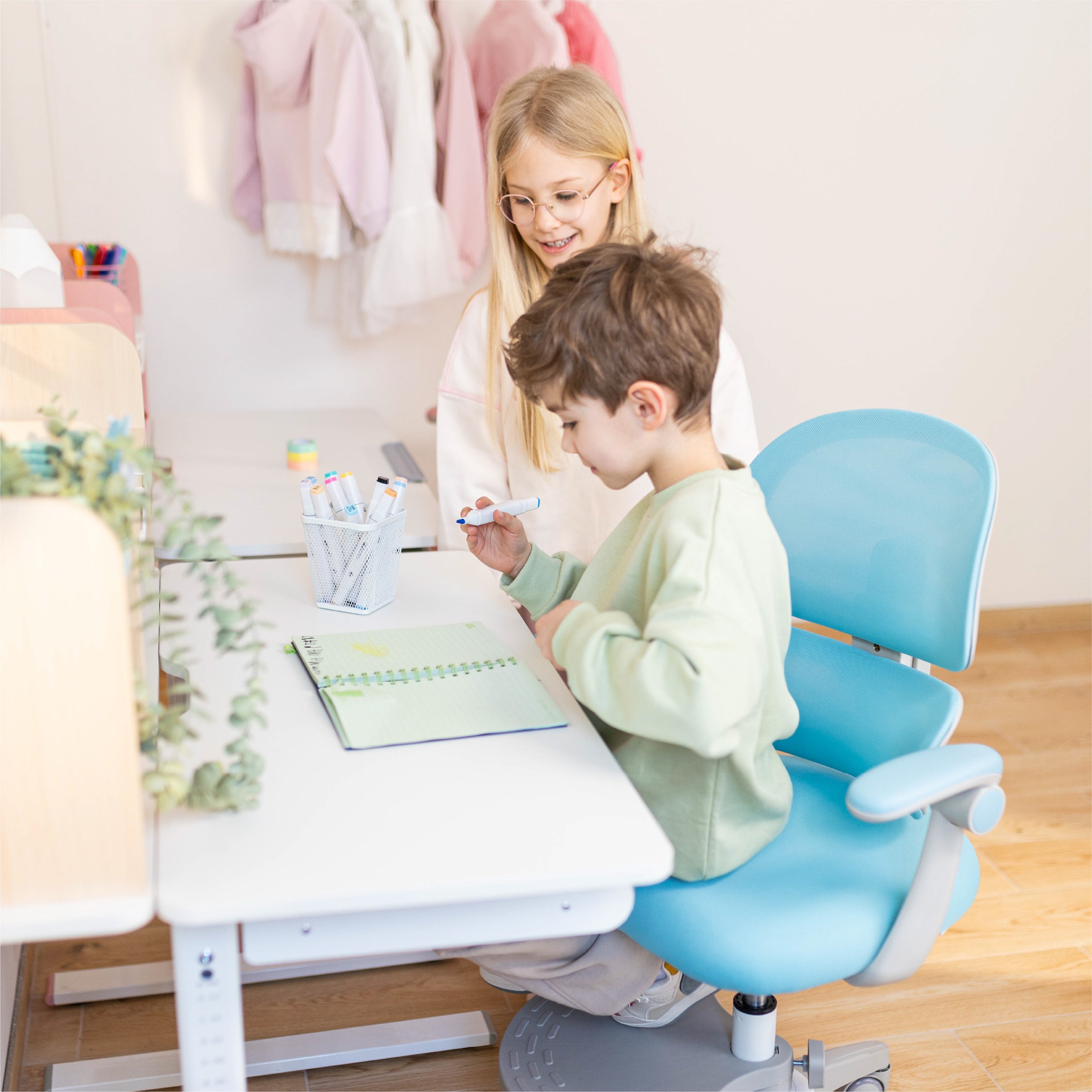 Scaun ergonomic pentru copii Mark Adler Junior 4.4 Blue