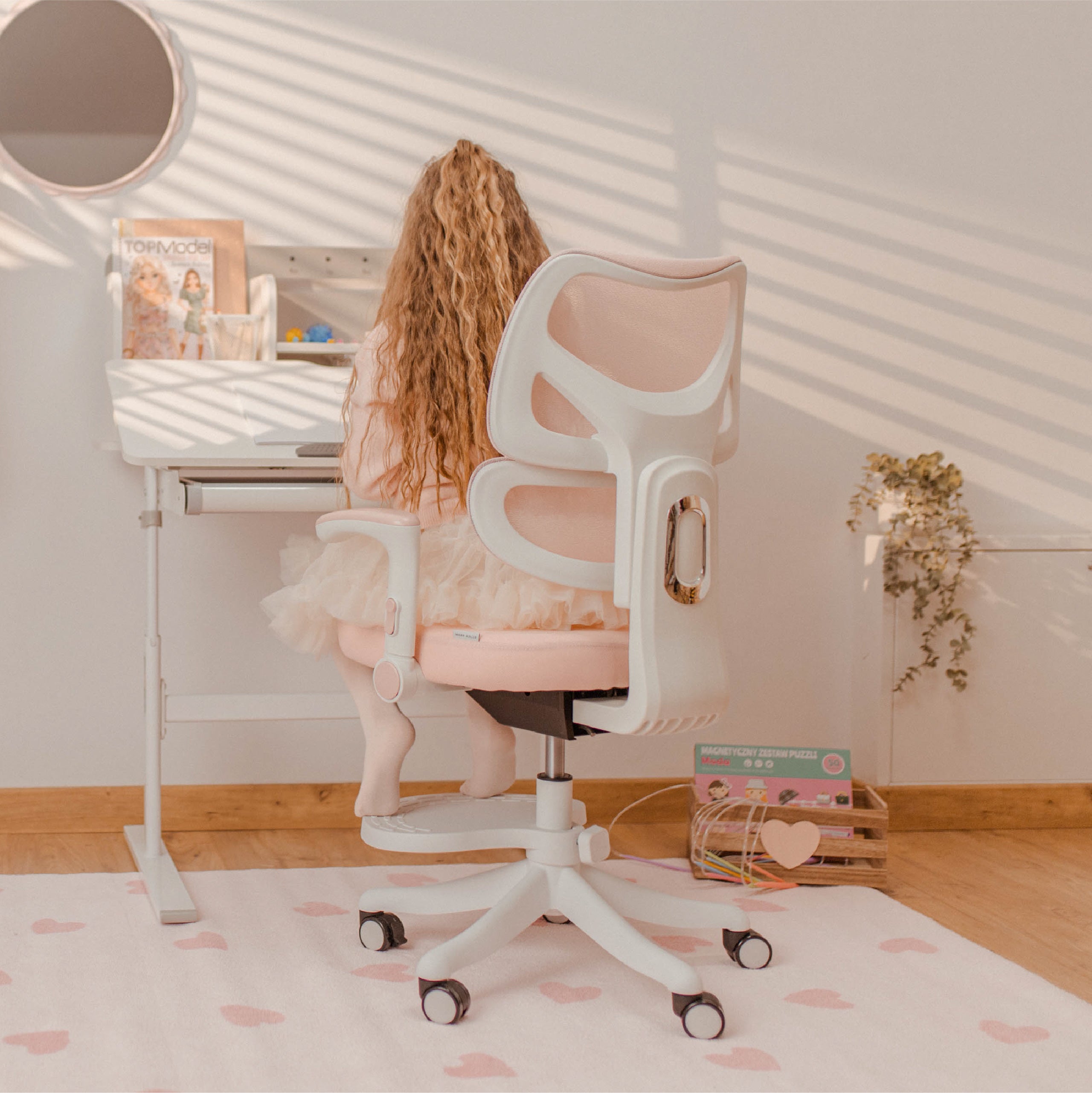 Scaun de birou rotativ pentru copii Mark Adler Junior 5.3 Pink