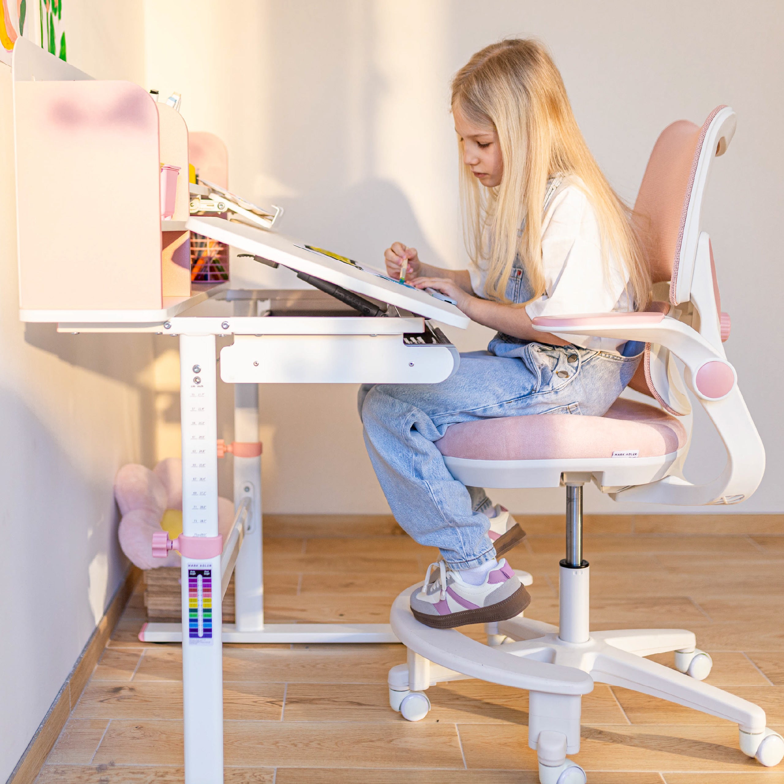 Scaun de birou pentru copii Mark Adler Junior 5.7 Pink