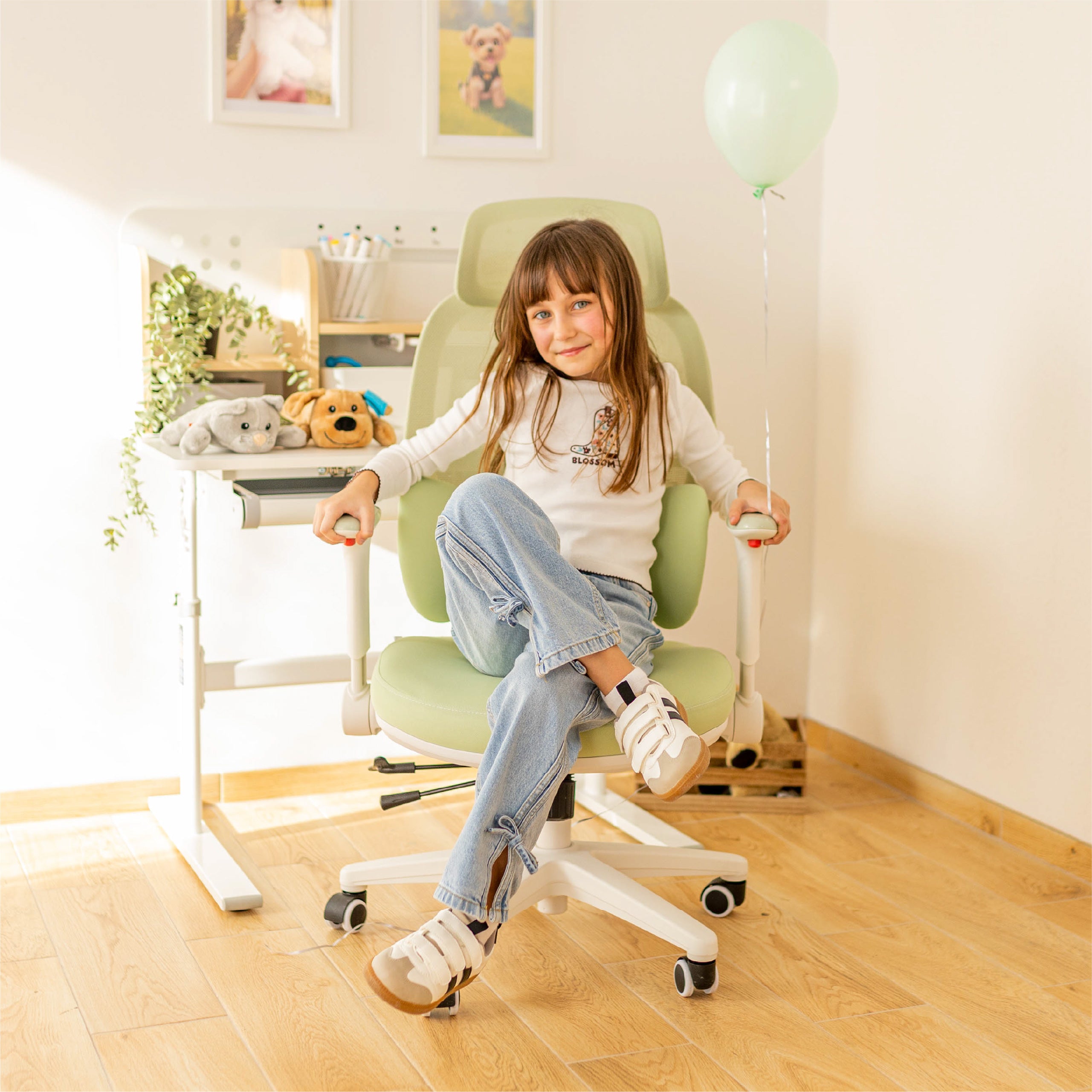 Scaun de birou ergonomic pentru copii Mark Adler Junior 6.3 Green